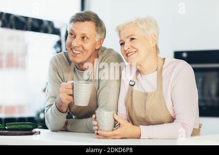 Seniorenpaar Trinkt Kaffee In Der Küche Am Wochenende Am Morgen Stockfoto
