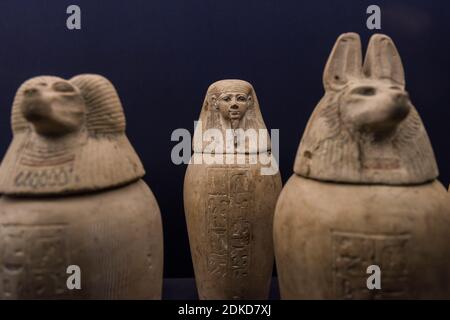Kanoniegläser im Inneren des Museums für Ägyptische Altertümer, die von den alten Ägyptern während der Mumifizierung verwendet werden, um die vi zu speichern und zu bewahren Stockfoto