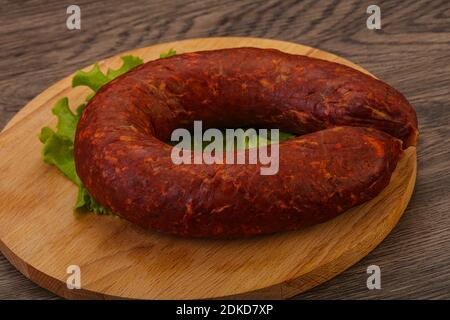 Krakowska Wurst über dem Brett mit Kräutern und Gewürzen Stockfoto