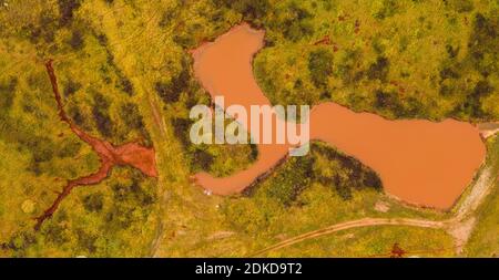 Luftaufnahme des berühmten roten Schlammkatastrophenortes, abstrakte Linien, surreale Landschaft, rote Schlammpfütze. Stockfoto