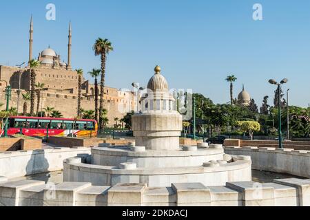 Brunnen auf dem Platz Salah El-Deen und Moschee von Muhammad Ali Pascha oder Alabaster Moschee Saladin Zitadelle von Kairo ein UNESCO Als Teil des World Heritag Stockfoto