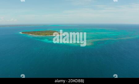 Tropische Inseln mit weißen Stränden und Atolle und Coral Reef, Luftbild. Sommer und Reisen Urlaub Konzept. Stockfoto