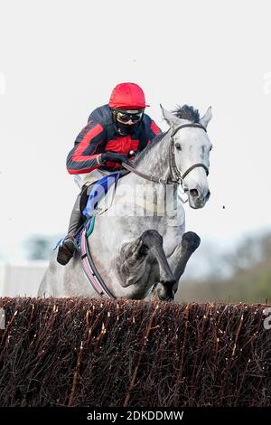 Harry Cobden reitet flagrant Delitiep auf dem Weg zum Gewinn der Verwendung der racingtv.com Tracker Handicap Chase auf Wincanton Rennbahn. Stockfoto