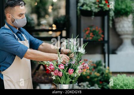 Kleines Unternehmen, männliche Floristen auf die Zusammensetzung im Blumenladen konzentriert Stockfoto