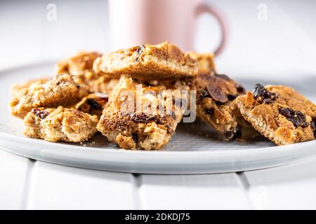 Knusprige Cerealien-Kekse mit Nüssen und Rosinen auf dem Teller. Stockfoto