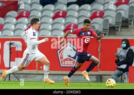 Nicolas De Preville von Girondins Bordeaux kämpft mit Reinildo von Lille OSC während des Liga1-Spiels zwischen Lille OSC und Girondins Bordeaux im Stade Pierre Mauroy am 13. Dezember 2020 in Lille, Frankreich, um den Ball. Stockfoto
