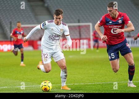 Nicolas De Preville von Girondins Bordeaux wird von Sven Botman von Lille OSC während des Liga1-Spiels zwischen Lille OSC und Girondins Bordeaux im Stade Pierre Mauroy am 13. Dezember 2020 in Lille, Frankreich, herausgefordert. Stockfoto
