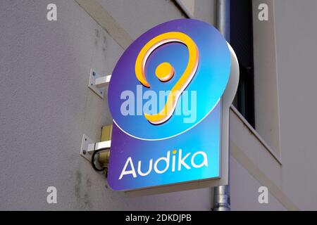 Bordeaux , Aquitaine Frankreich - 11 21 2020 : Audika-Logo und Textschild vor dem Geschäft Hörgeräte-Vertriebsbüro Shop Stockfoto