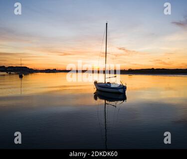 Ein wunderschöner Sonnenuntergang über dem Yachthafen in einem kleinen Irischen Stadt Malahide Stockfoto