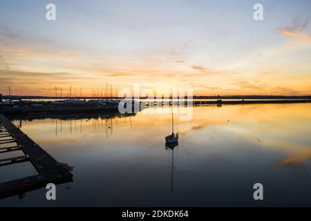 Ein wunderschöner Sonnenuntergang über dem Yachthafen in einem kleinen Irischen Stadt Malahide Stockfoto