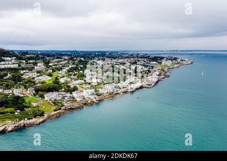 Luftaufnahme des Coliemore Harbour an einem bewölkten Tag Stockfoto