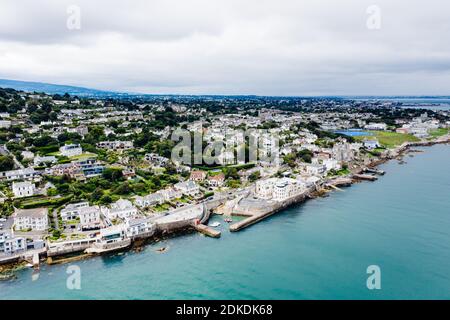 Luftaufnahme des Coliemore Harbour an einem bewölkten Tag Stockfoto