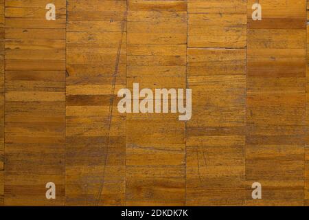 Muster altes hellbraun lackiertes Holzparkett, Hintergrund mit Kratzern, Kratzern und Rissen Stockfoto