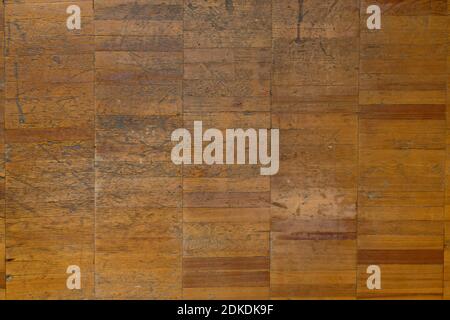 Textur Hintergrund von alten braunen Holzparkett aus kleinen Brettern Nahaufnahme, mit Kratzern, Kratzern und Rissen Stockfoto