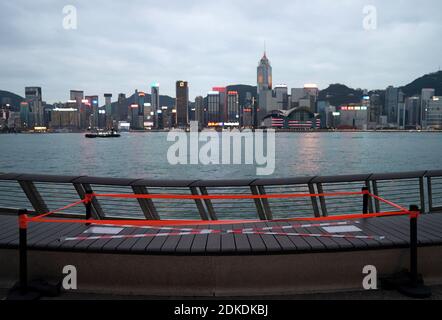 (201215) -- HONGKONG, 15. Dezember 2020 (Xinhua) -- Foto vom 8. April 2020 zeigt einen Blick auf die Avenue of Stars, wo nur wenige Touristen zu sehen sind, in Hongkong, Südchina. Der Hong Kong Tourism Board (HKTB) Dienstag gab bekannt, dass die Besucher Ankunft in Hongkong im November um 99.8 Prozent im Vergleich zum Jahr 5,962 gesunken, so dass November der zehnte Monat, um einen Rückgang von über 90 Prozent seit Februar aufgrund der COVID-19 Pandemie zu erleben. Nach den von der HKTB veröffentlichten Zahlen, verglichen mit dem gleichen Zeitraum des Vorjahres, gingen die Besucherankünfte zwischen Januar und November um 93.2 Prozent auf 3 zurück. Stockfoto