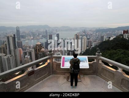 (201215) -- HONGKONG, 15. Dezember 2020 (Xinhua) -- EIN Tourist genießt die Aussicht auf den Victoria Peak, Hongkong, Südchina, 15. Dezember 2020. Der Hong Kong Tourism Board (HKTB) Dienstag gab bekannt, dass die Besucher Ankunft in Hongkong im November um 99.8 Prozent im Vergleich zum Jahr 5,962 gesunken, so dass November der zehnte Monat, um einen Rückgang von über 90 Prozent seit Februar aufgrund der COVID-19 Pandemie zu erleben. Nach den von der HKTB veröffentlichten Zahlen, verglichen mit dem gleichen Zeitraum des Vorjahres, gingen die Besucherankünfte zwischen Januar und November um 93.2 Prozent auf 3.564 Millionen zurück. MIT 'VISI GEHEN Stockfoto