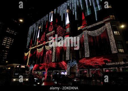 New York City, New York, Usa. Dezember 2020. Weihnachtslichtshow im New Yorker Saks Fifth Avenues Store, berühmt für seine Weihnachtsvorführungen und Fenster. Normalerweise in dieser Jahreszeit voll, war die Straße weitgehend von Fußgängern abwesend, wobei nur eine Handvoll Menschen das Spektakel aufgrund der Coronavirus-Pandemie mitnahmen. Quelle: Adam Stoltman/Alamy Live News Stockfoto