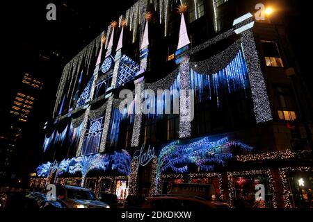 New York City, New York, Usa. Dezember 2020. Weihnachtslichtshow im New Yorker Saks Fifth Avenues Store, berühmt für seine Weihnachtsvorführungen und Fenster. Normalerweise in dieser Jahreszeit voll, war die Straße weitgehend von Fußgängern abwesend, wobei nur eine Handvoll Menschen das Spektakel aufgrund der Coronavirus-Pandemie mitnahmen. Quelle: Adam Stoltman/Alamy Live News Stockfoto