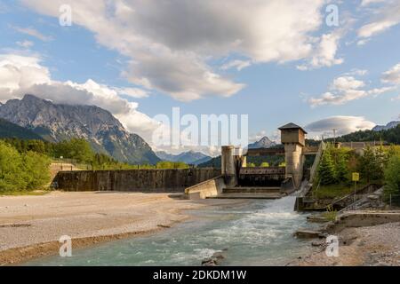 Wasserkraftwerk Krün und Übergang zum Kraftwerk Walchensee An der Isar Stockfoto