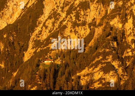 Die Mittenwalder Hütte im Karwendel oberhalb von Mittenwald in der warmen Abendsonne mit goldenem Licht. Stockfoto