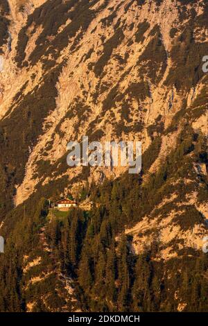 Die Mittenwalder Hütte im Karwendel oberhalb von Mittenwald in der warmen Abendsonne mit goldenem Licht. Stockfoto