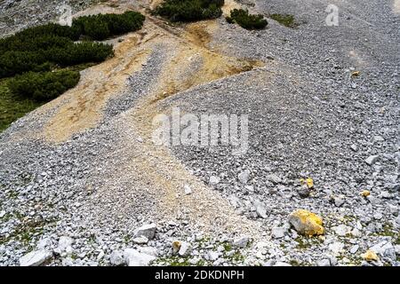 Kletter- oder Wanderweg auf dem Brendlsteig in der Hinter-Vomper-Kette nahe dem Karwendelhaus. Ein schmaler Weg schlängelt sich durch den Kies, bergauf. Stockfoto