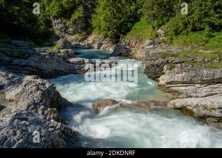 Wanderwasser mit tiefen Becken am Rissbach beim Ahornboden in Tirol, Österreich. Stockfoto