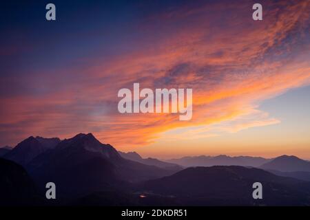 Sonnenuntergang von der Mittenwalder Hütte, über dem Werdenfelser Land, mit Zugspitze und Wetterstein in den Bergen Stockfoto