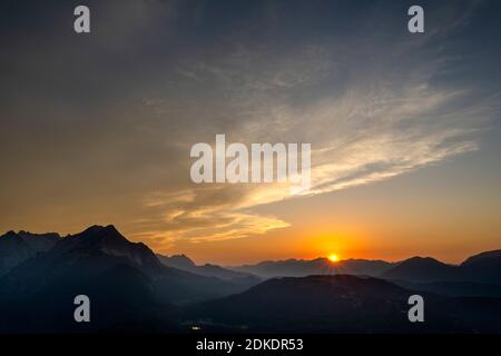 The last rays of sunshine over the Werdenfelser Land, seen from the Mittenwalder hut in the direction of Wetterstein, Lautersee and Zugspitze Stock Photo