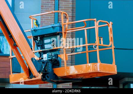 Hydraulische Hebebühne der Schaufelkabine eines Teleskopartes Fahrstuhl auf der Baustelle Stockfoto