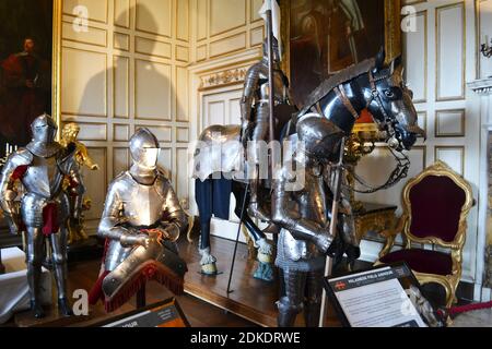 The Dining Room Armoury im Warwick Castle, Warwickshire, Großbritannien. In den Staatlichen Räumen. Stockfoto