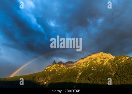 Regenbogen und dramatische Wolken am Abend Licht über dem Karwendel und Viererspitze oberhalb von Mittenwald Stockfoto