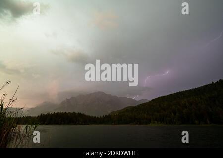 Blitzschlag im Karwendel, vom Lautersee aus gesehen. Im sogenannten Brunnsteinanger, oberhalb der Brunnsteinhütte im westlichen Karwendel, schlägt im Abendlicht ein Blitz ein. Stockfoto