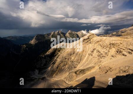 Daramtische Lichtstimmung am Angerkopf im Karwendel der Hinterau-Vomper Kette. Im Vordergrund das Neunerkar, im Hintergrund die östliche Karwendelspitze und Bäralpl. Stockfoto