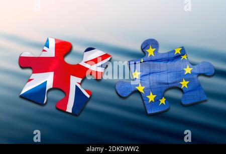 Zwei Puzzleteile mit den Flaggen von Großbritannien und Europa auf blauem Hintergrund Stockfoto