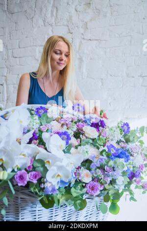 Florist großen floralen Korb mit Blumen Flower Shop Stockfoto