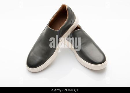 Dunkelblaue Slip-On-Schuhe, isoliert auf Weiß Hintergrund Stockfoto