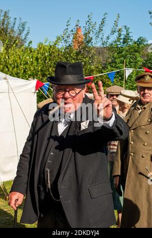 Re-enactors in Forties Kostüm mit einem Winston Churchill Imitator im Zentrum, Village at war Event, Stoke Bruerne, Northamptonshire, UK Stockfoto