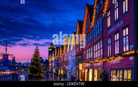 Weihnachtszeit in Bergen, Norwegen in Bryggen, das auf der Liste des UNESCO-Weltkulturerbes der geschützten Gebäude steht. Stockfoto