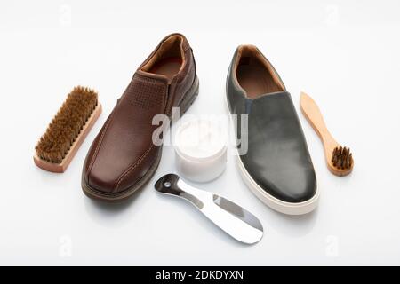 Hochauflösendes Bild Von Schuhhorn Und Schuhpolierbürsten Und Creme Isoliert Auf Weißem Hintergrund Stockfoto