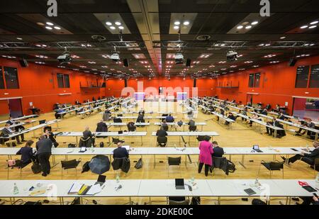 Mainz, Deutschland. Dezember 2020. Die Abgeordneten sitzen auf ihren Sitzen im landtag. Der Landtag ist zu seiner 115. Sitzung in der Rheingoldhalle zusammengekommen. Quelle: Andreas Arnold/dpa/Alamy Live News Stockfoto