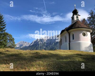 Maria Königin chapel on Lautersee near Mittenwald, Upper Bavaria, Germany, in the background Karwendel Mountains Stock Photo