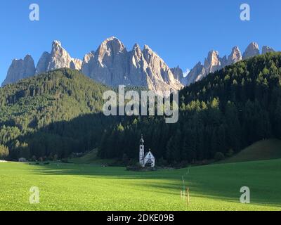 Kirche St. Johann in Ranui, Geislerspitzen, Villnößtal, Südtirol, Italien Stockfoto
