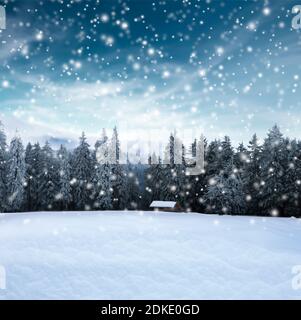 Winterlandschaft mit einer Blockhütte und einem verschwommenen Hintergrund Stockfoto