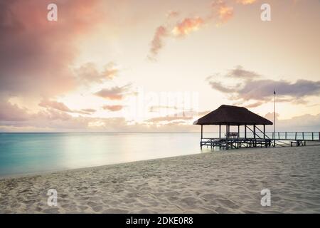 Panorama-Fußgängerbrücke über den indischen Ozean, Amazing Flic en Flac Strand bei Sonnenuntergang, Mauritus Insel, Afrika. Stockfoto