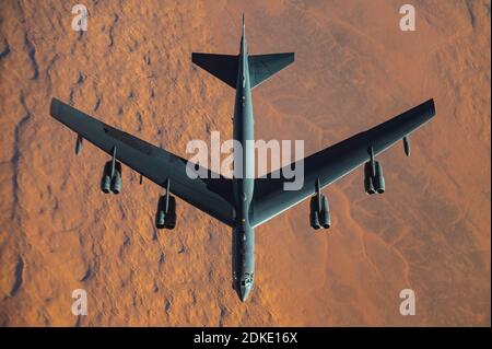 Ein strategisches Bomberflugzeug der US Air Force B-52 Stratofortress vom 2. Bombenflügel, während einer mehrtägigen Bomber Task Force Mission am 10. Dezember 2020 über Katar. Der Bomber wurde nach einer Zunahme der Spannungen mit dem Iran in die Region verlegt. Stockfoto
