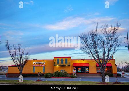 Augusta, GA USA - 12 15 20: Popeyes Fried Chicken Restaurant Seitenansicht Stockfoto