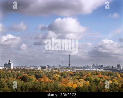 Blick vom Teufelsberg über herbstliches Berlin mit dem Radio und Fernsehturm Stockfoto