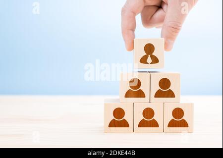 Management Hierarchie Pyramide mit Holzwürfeln auf blau. Human Resources, Corporate Hierarchy Konzept und Multi-Level-Marketing - Recruiter kompletten Tee Stockfoto