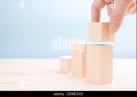 Nahaufnahme Geschäftsmann Hand ordnen leeren Holzwürfel Stapeln als Treppe. Leiter Karriereweg für Business Growth Erfolg Prozess concept.Hand arrang Stockfoto